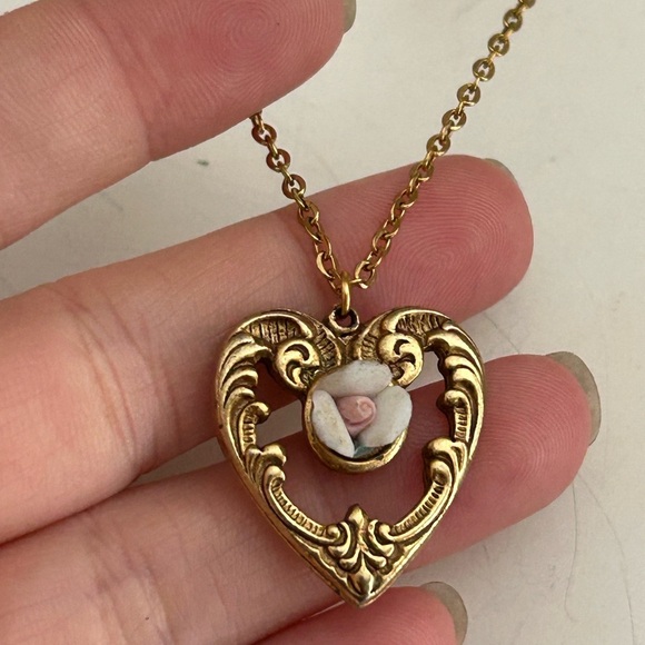 4/$100 Victorian flower heart necklace VTG 19
Inch 💐 - Picture 3 of 8